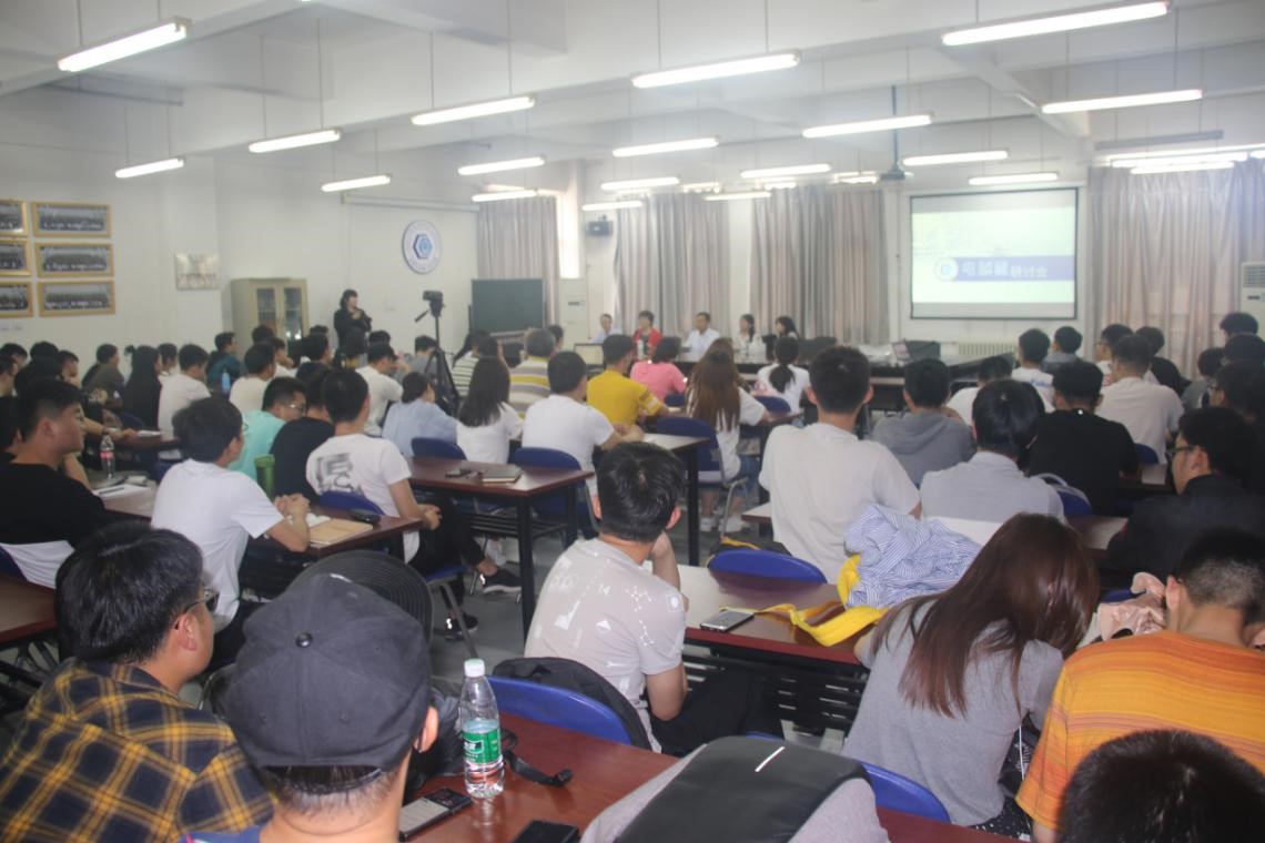 图7 球天下相关专业师生参与电脑鼠专题讲座
