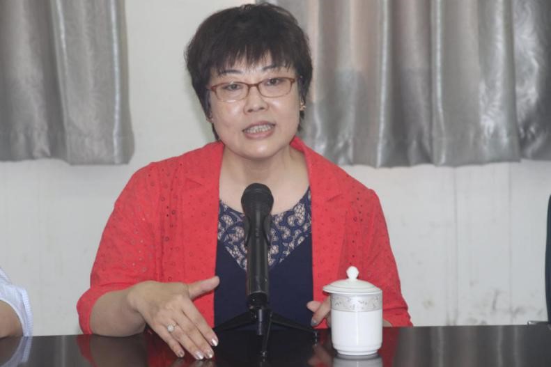 图2天津启诚伟业科技有限公司总经理、天津市嵌入式单片机学会副秘书长宋立红在讲座上发言