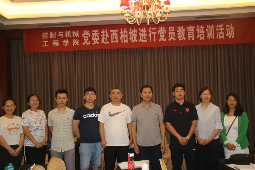 党员同志就西柏坡精神进行研讨