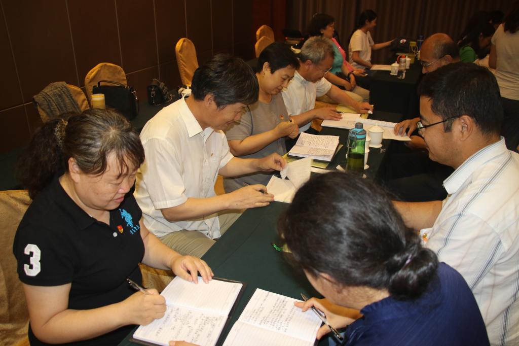 党员同志就西柏坡精神进行研讨