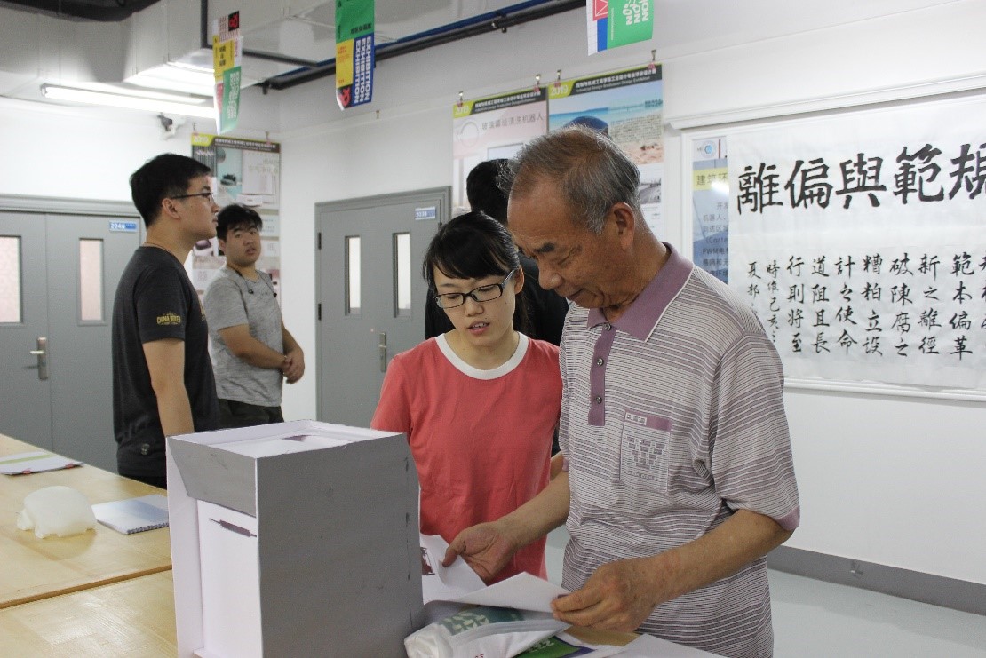 与会嘉宾在和员工交流(一)